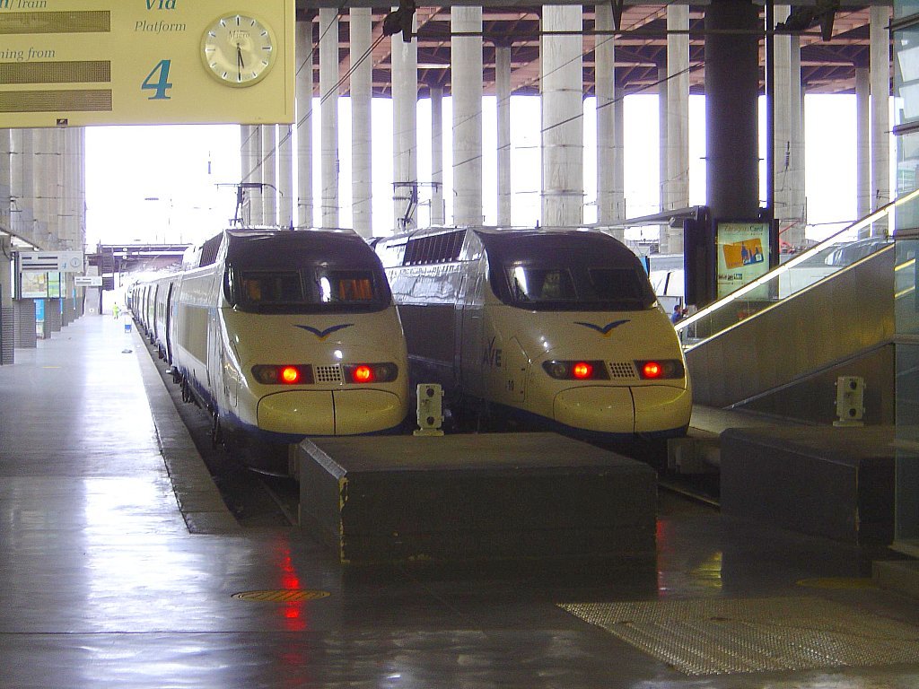 Trenes AVE de Renfe en la estación de Madrid-Puerta de Atocha, imagen de archivo