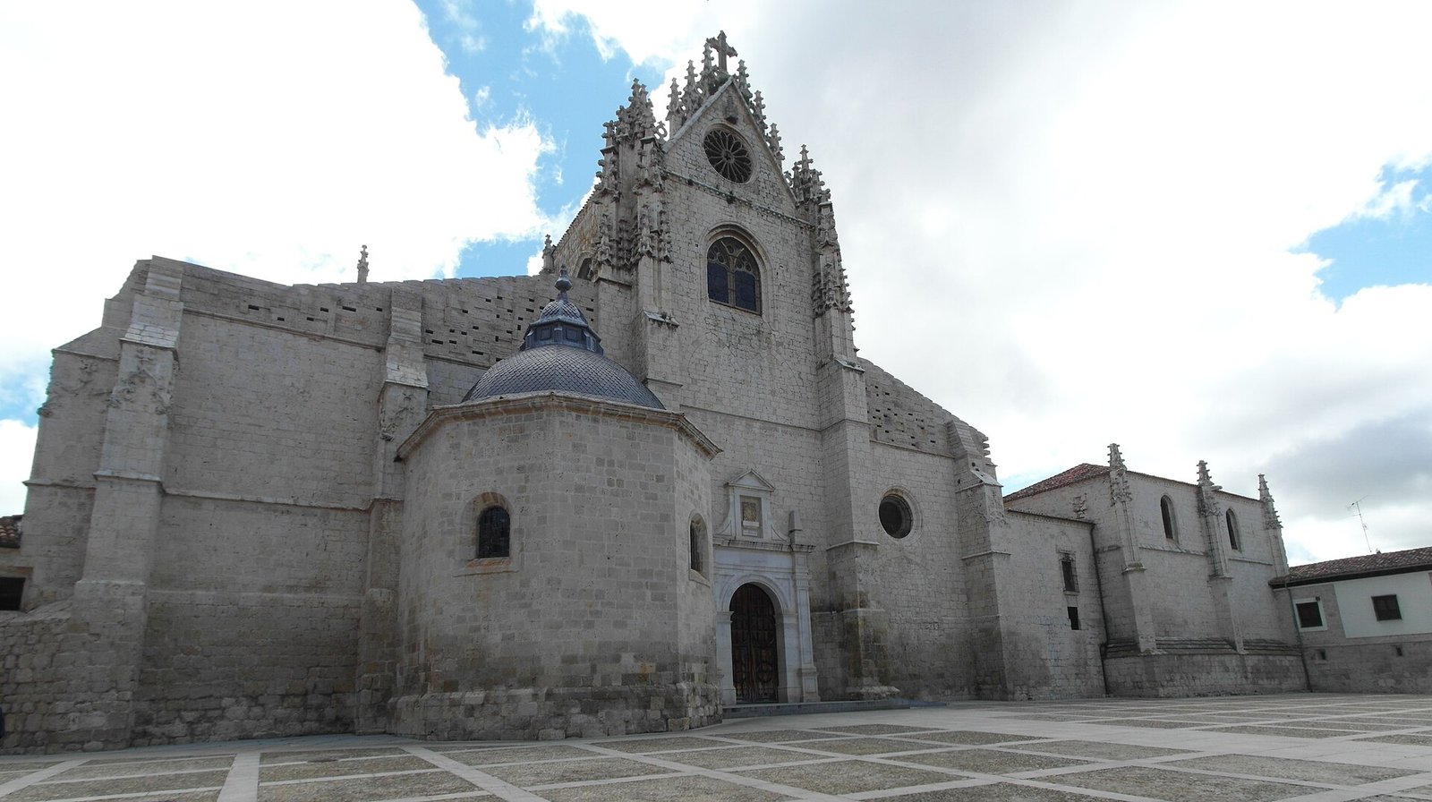 Fachada occidental de la Catedral de San Antolín de Palencia y plaza de acceso