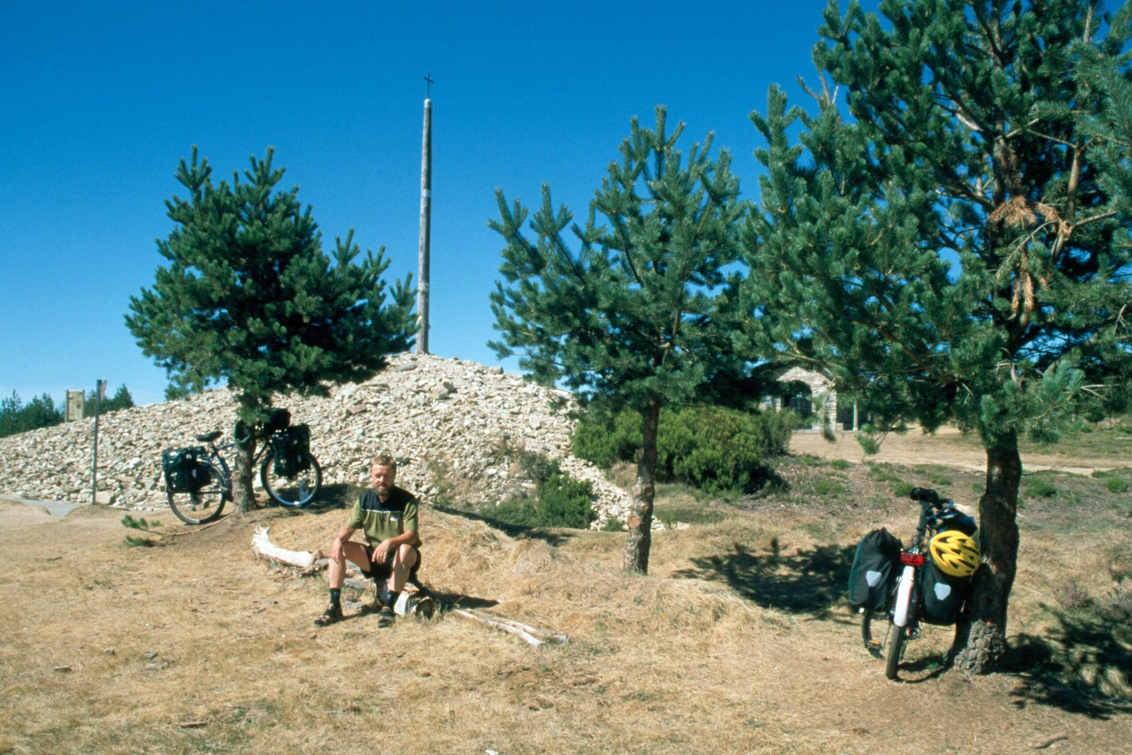 Cruz de Fierro y montículo de piedras en Foncebadón, León, junto al Camino de Santiago