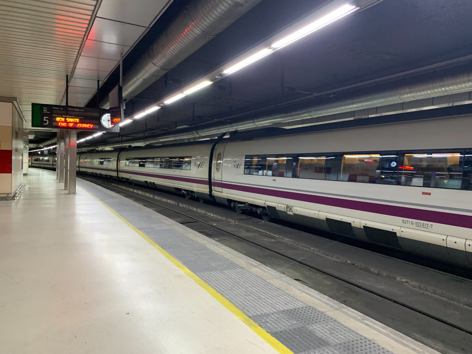 AVE serie 103 de Renfe en Barcelona-Sants, fotografía de archivo de 2023