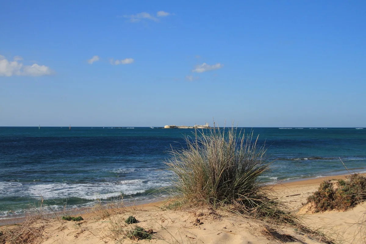 Playa de Sancti Petri, en Chiclana, con el castillo al fondo, imagen de archivo del destino de Counter Impulse