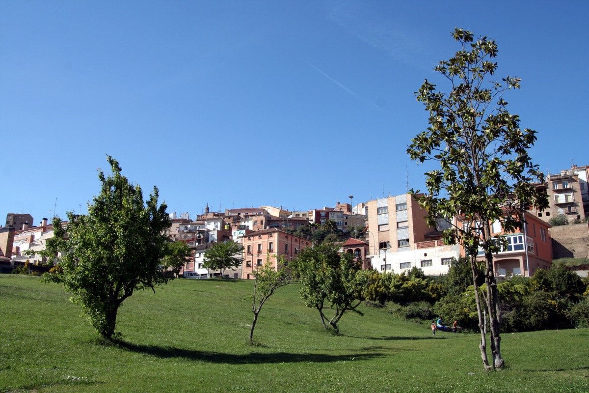 Calahorra vista desde el parque próximo al río Cidacos, imagen de recurso del entorno urbano y natural