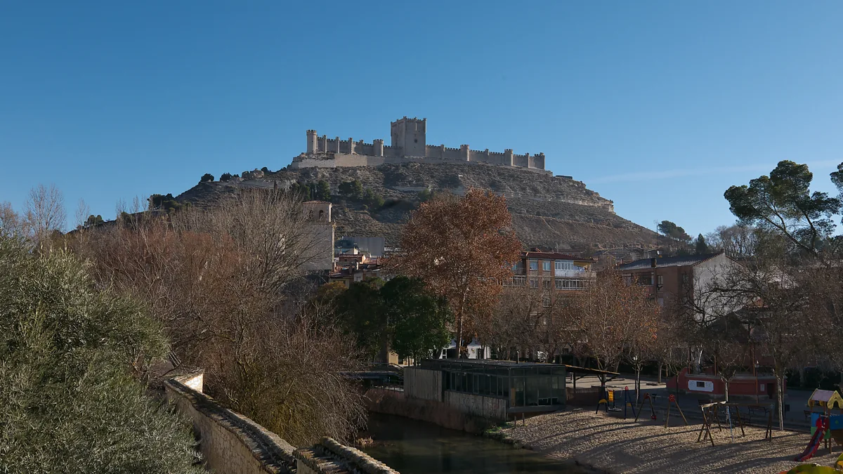 Vista panorámica del Castillo de Peñafiel sobre el cerro desde el casco urbano