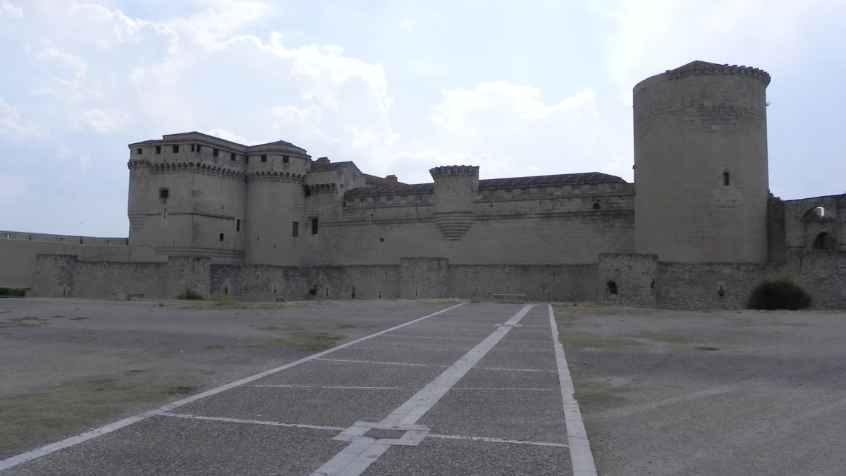 Castillo de Cuéllar y explanada, en la provincia de Segovia