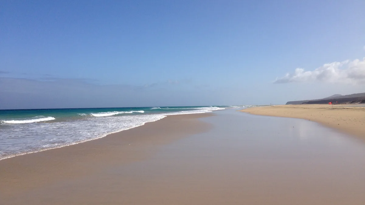 Paisaje de playa y costa de Fuerteventura, en Canarias
