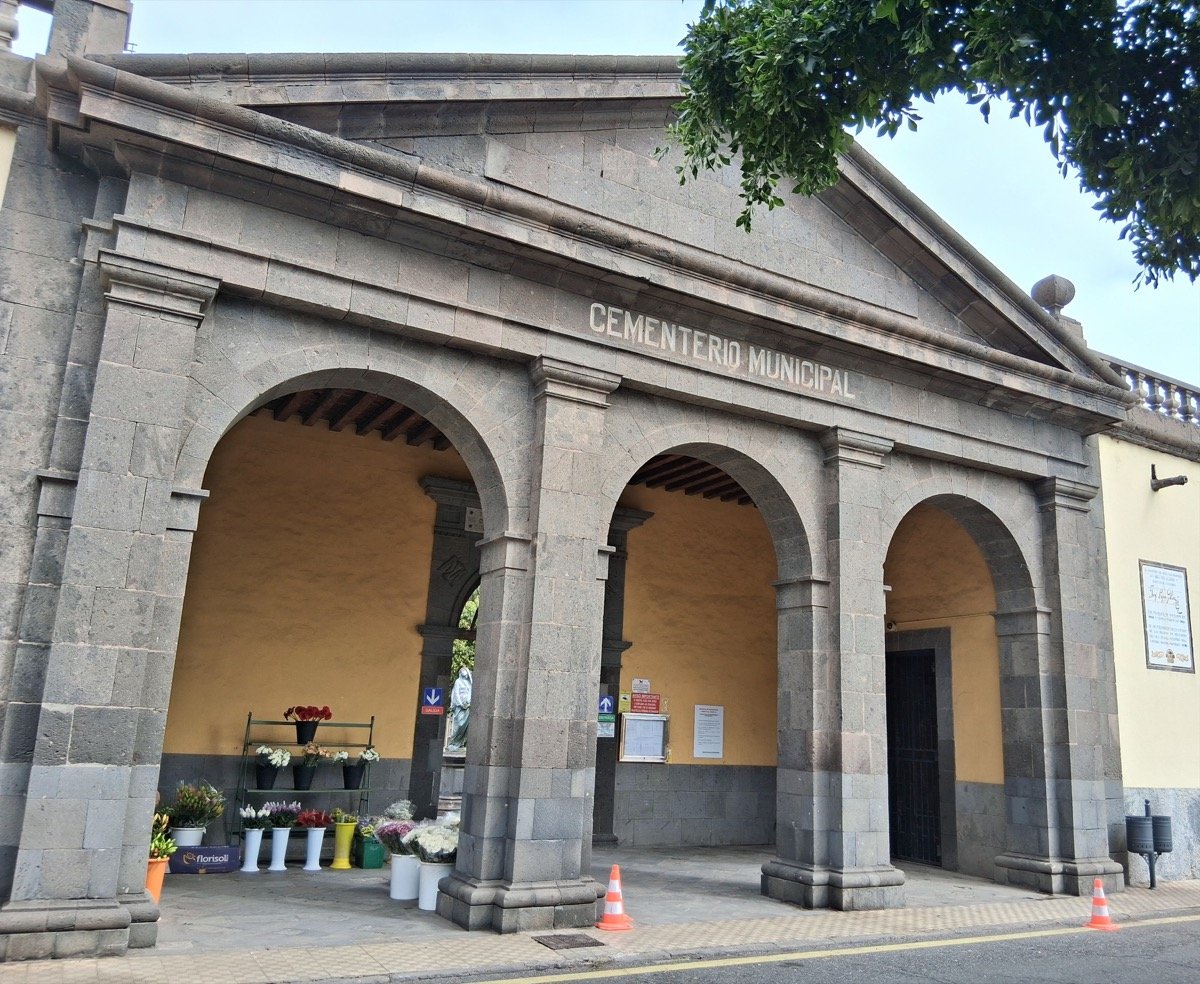 Entrada del Cementerio de Vegueta en Las Palmas de Gran Canaria, punto de inicio de la ruta de Finaos