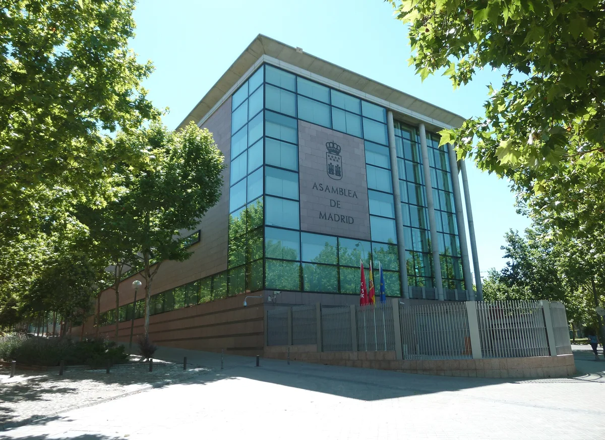 Fachada de la Asamblea de Madrid, donde se ha aprobado la reforma turística de 2026