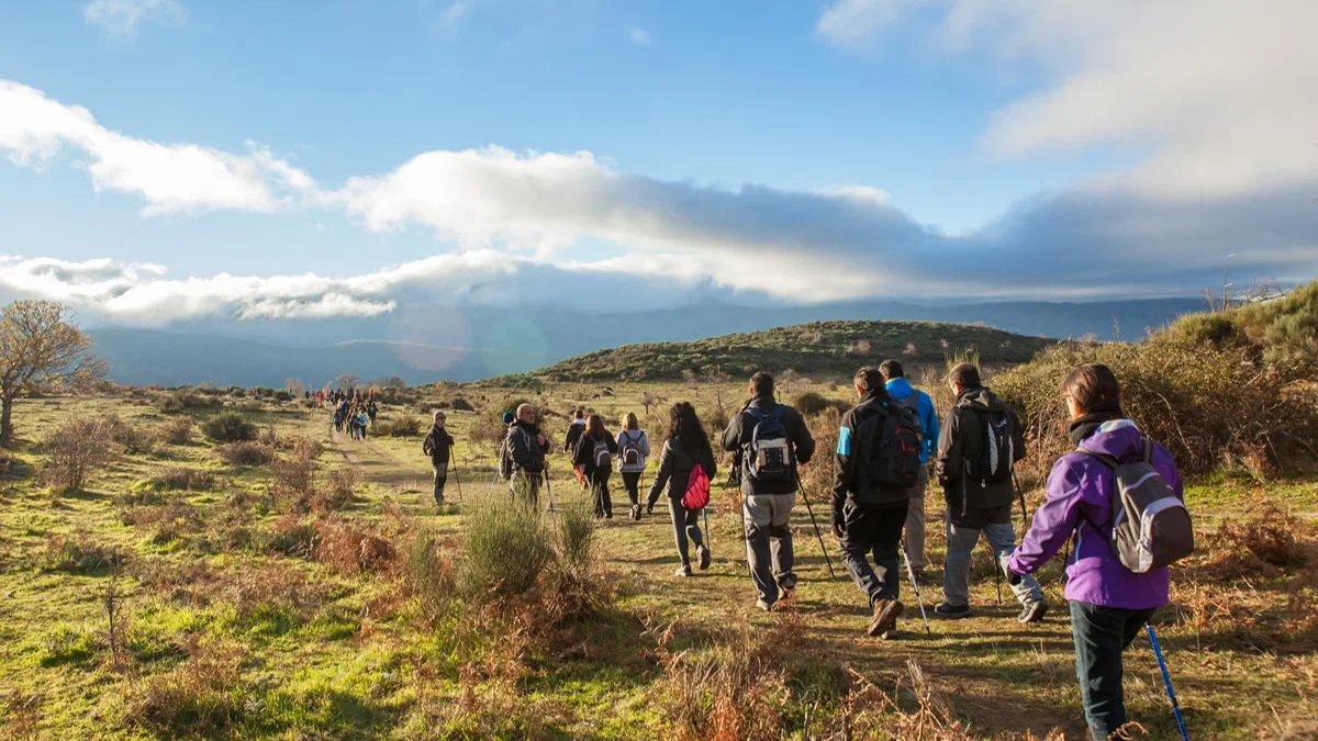 Grupo de senderistas en el Otoño Mágico del Valle del Ambroz, fotografía de archivo de 2017