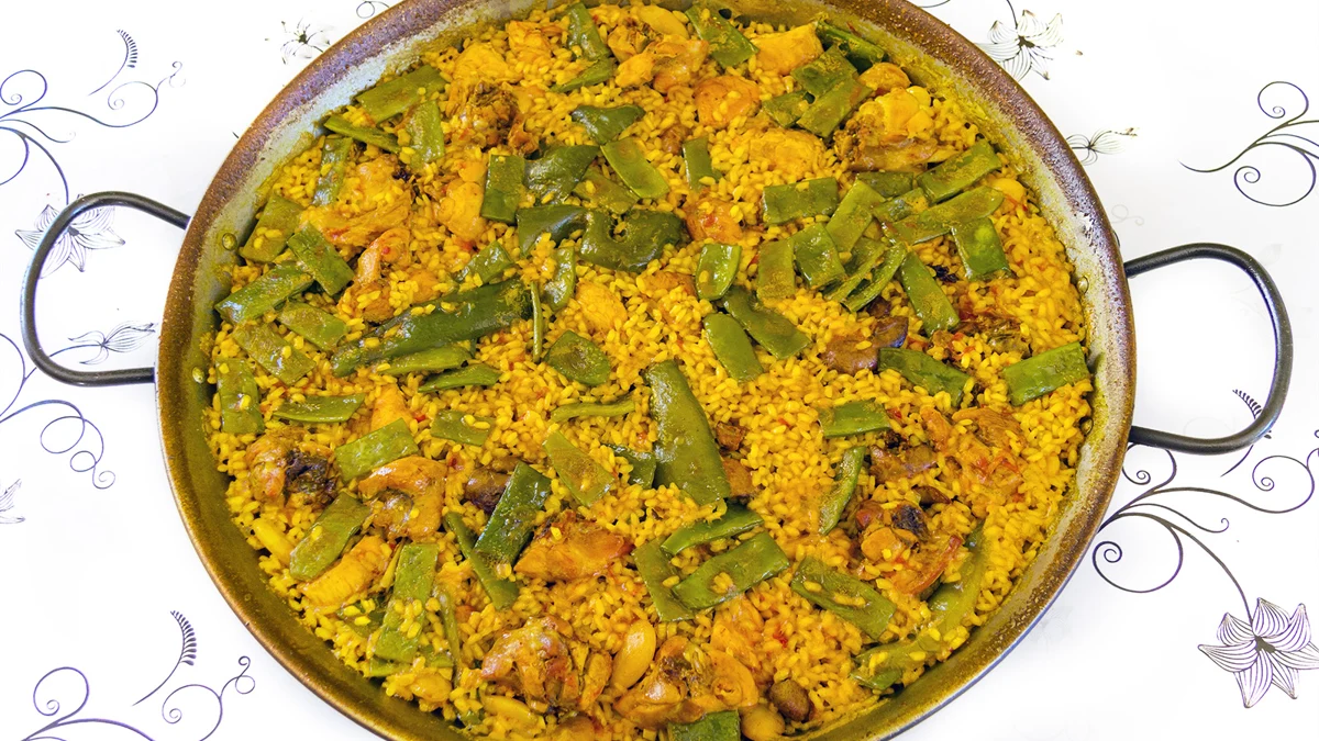 Paella valenciana de carne y verduras, imagen ilustrativa de la cocina del arroz