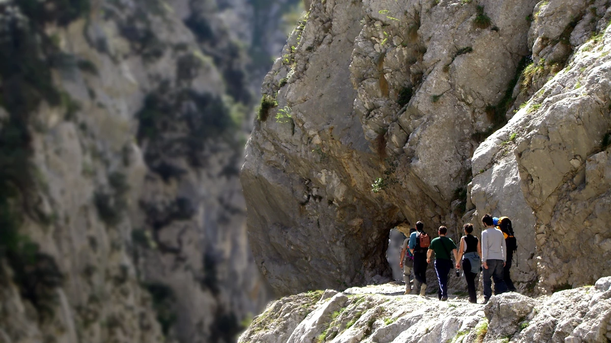 Senda de la Ruta del Cares excavada en la pared del desfiladero