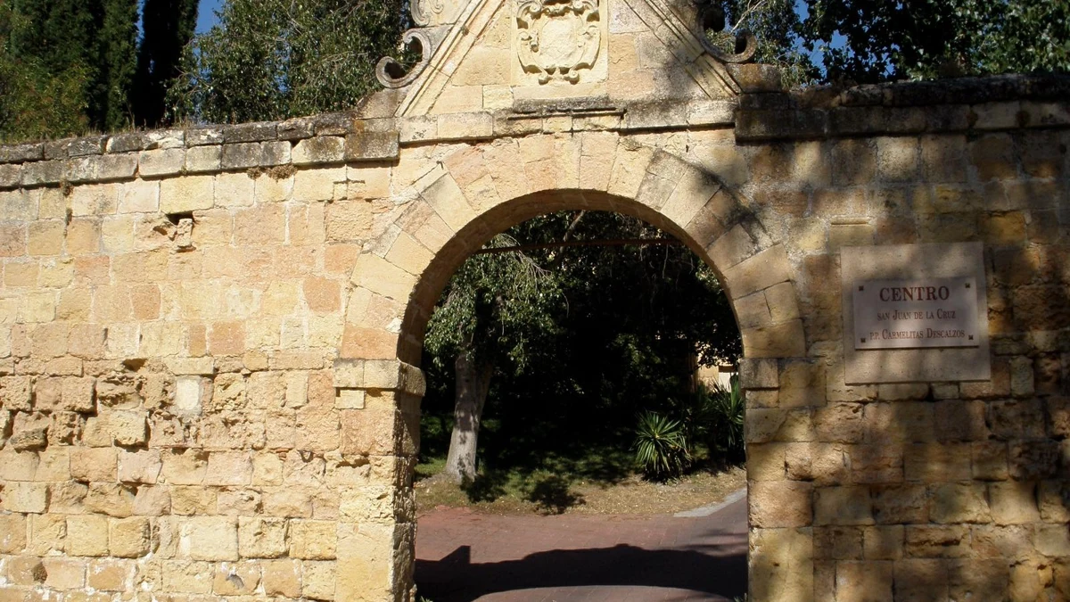 Arco de acceso al convento de San Juan de la Cruz en Segovia