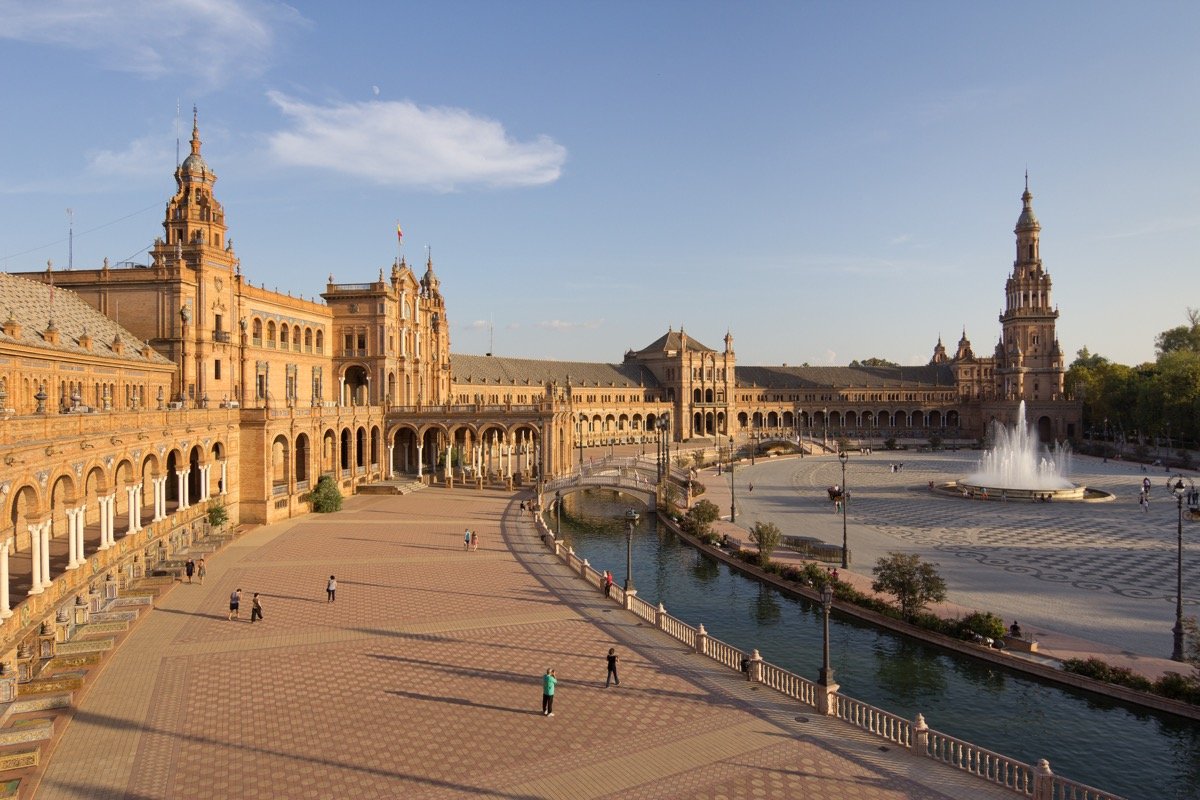 Plaza de España de Sevilla con su canal y arquitectura monumental