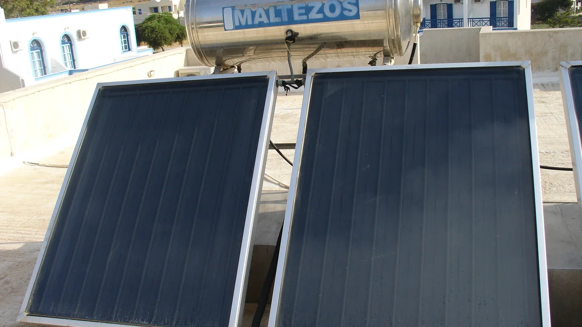 Captadores solares para calentar agua en un hotel de Perissa, Santorini