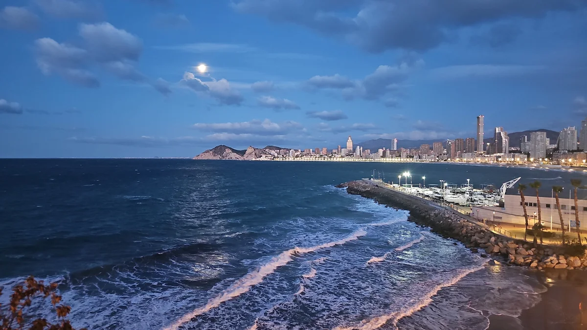 Playa y edificios del litoral de Benidorm, Alicante